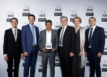 Ranga Yogeshwar (center) honored Scheugenpflug AG as a top innovator on June 28, 2019: Jürgen Wilde, Christian Ostermeier, Erich Scheugenpflug, Melanie Scheugenpflug, Sergej Erbes (from left to right).
Image: KD Busch / compamedia
